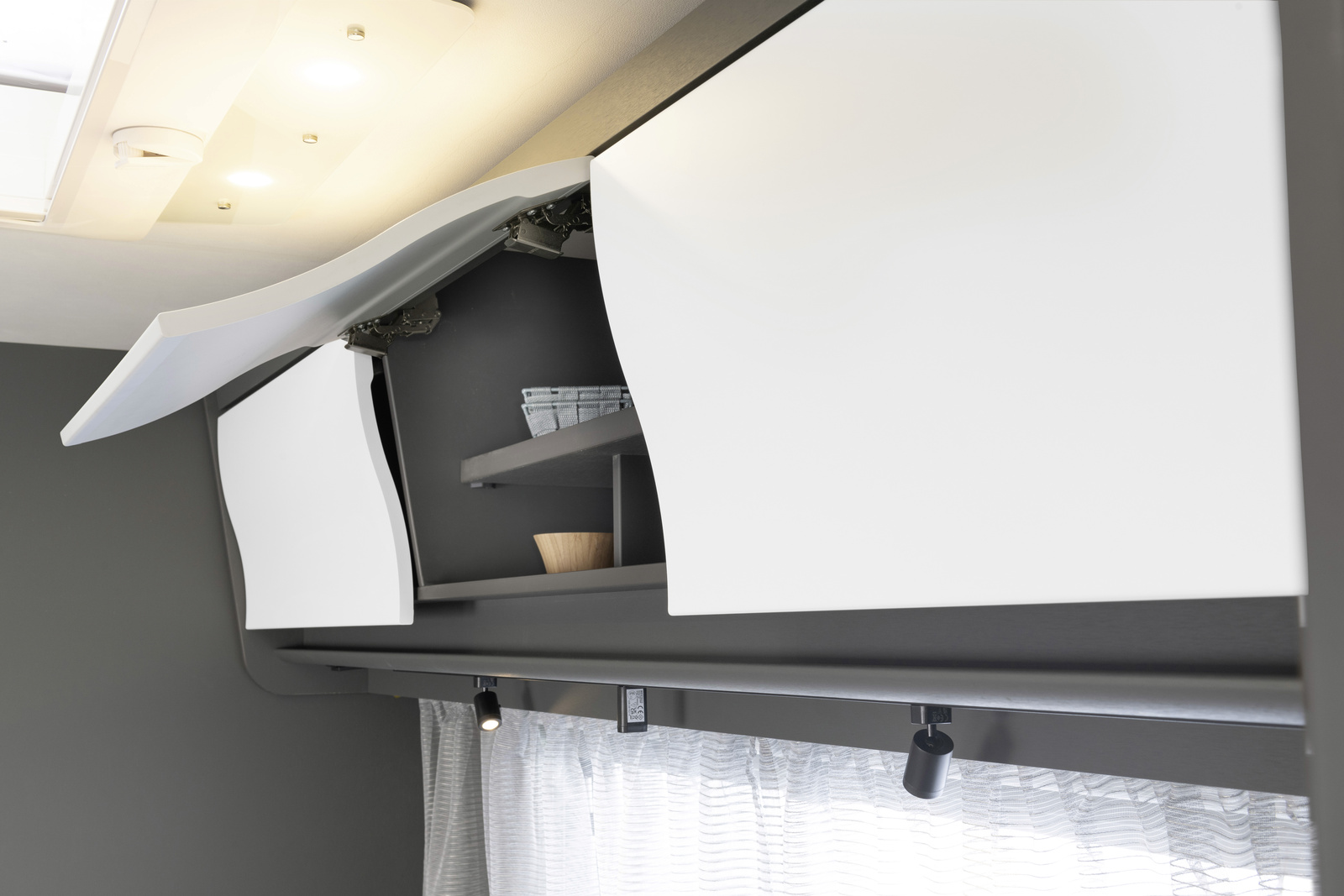 DET_Beduin_690_BQT_Dachschrank_offen_Variante_291124_RET-Screen