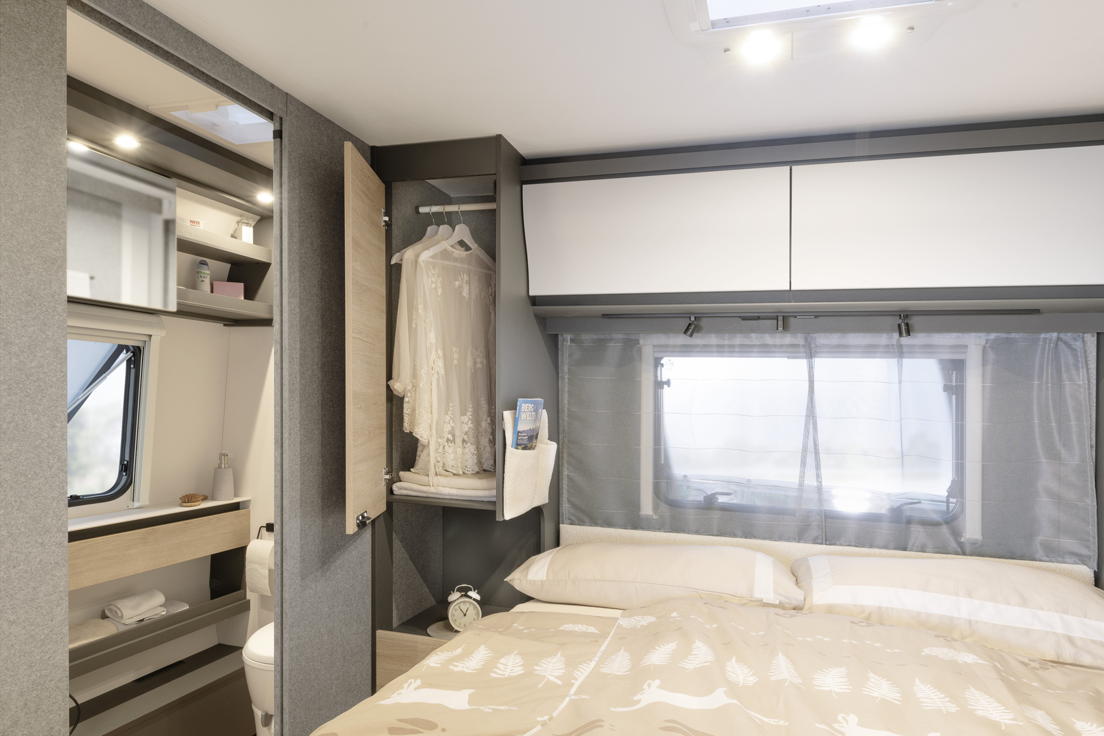 DET_Beduin_690_BQT_Kleiderschrank_links_vom_Bett_021224_RET-Screen
