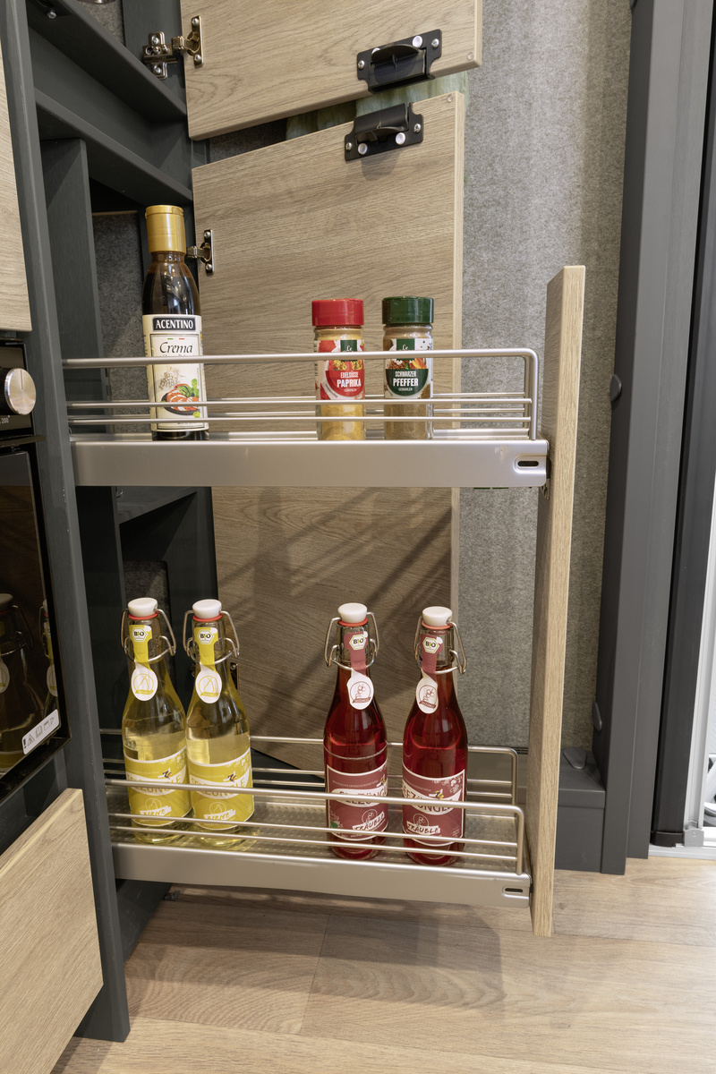DET_Beduin_690_BQT_Kueche_Details_Apothekerauszug_021224_RET-Screen