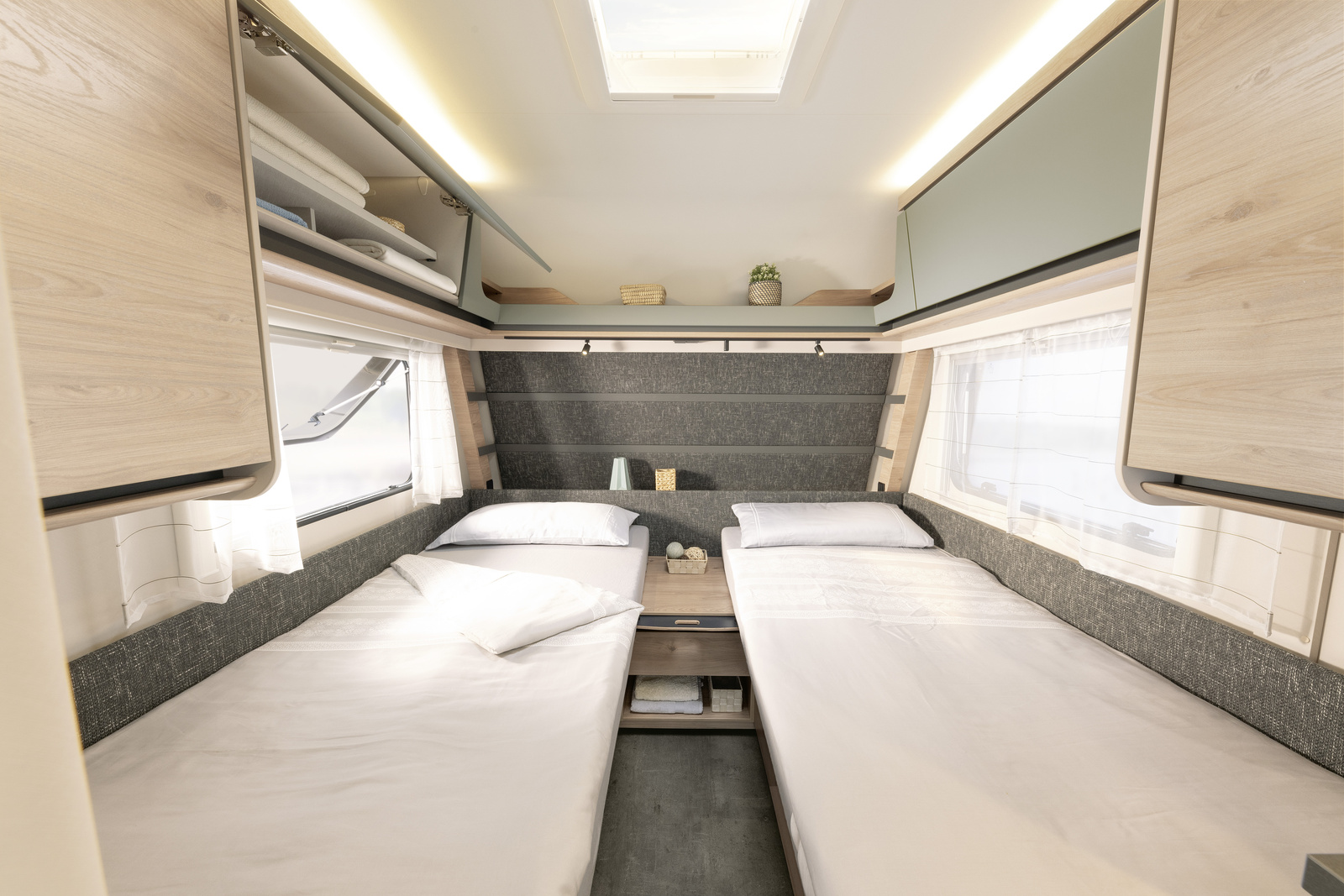 DET_Camper_460_EL_Bett_201124_RET-Screen