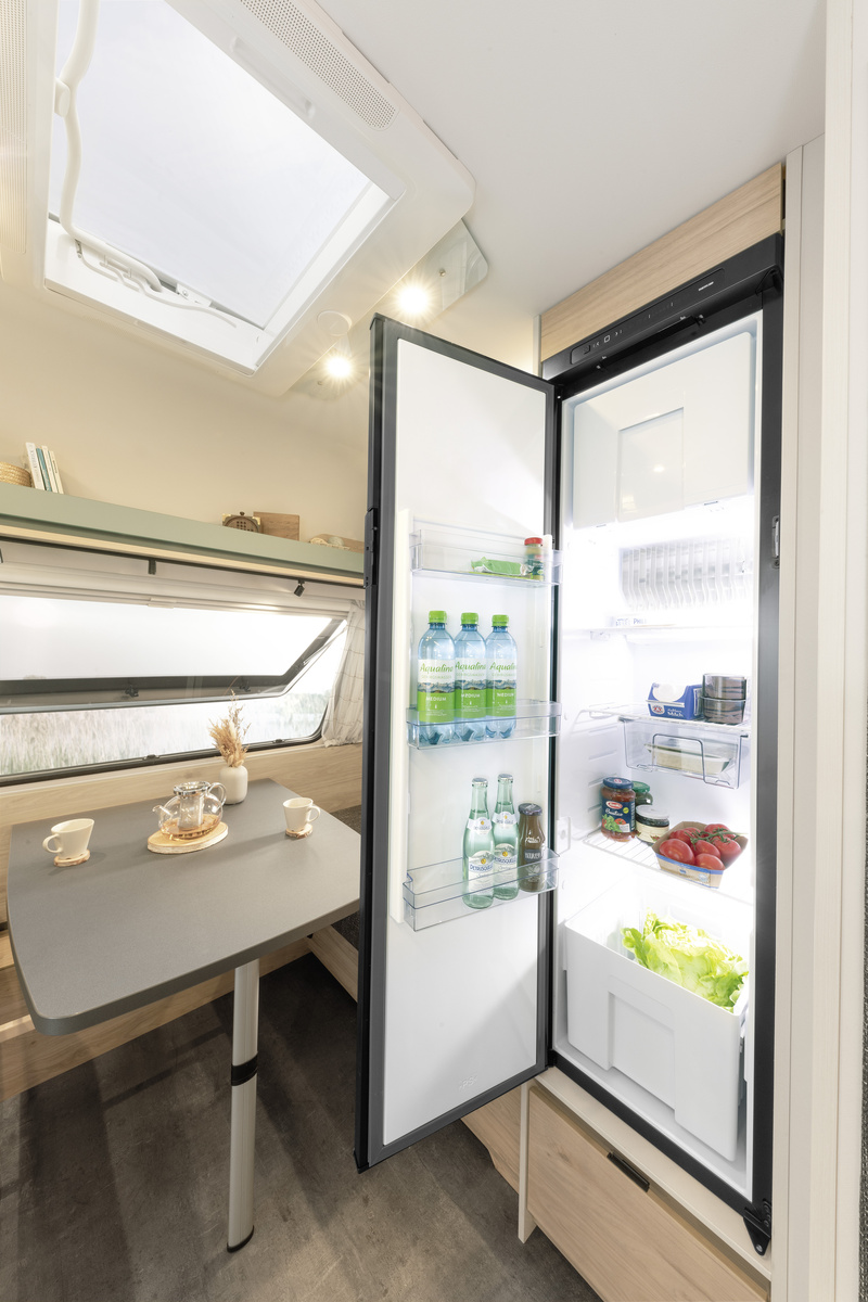 DET_Camper_460_EL_Kuehlschrank_211124_RET-Screen