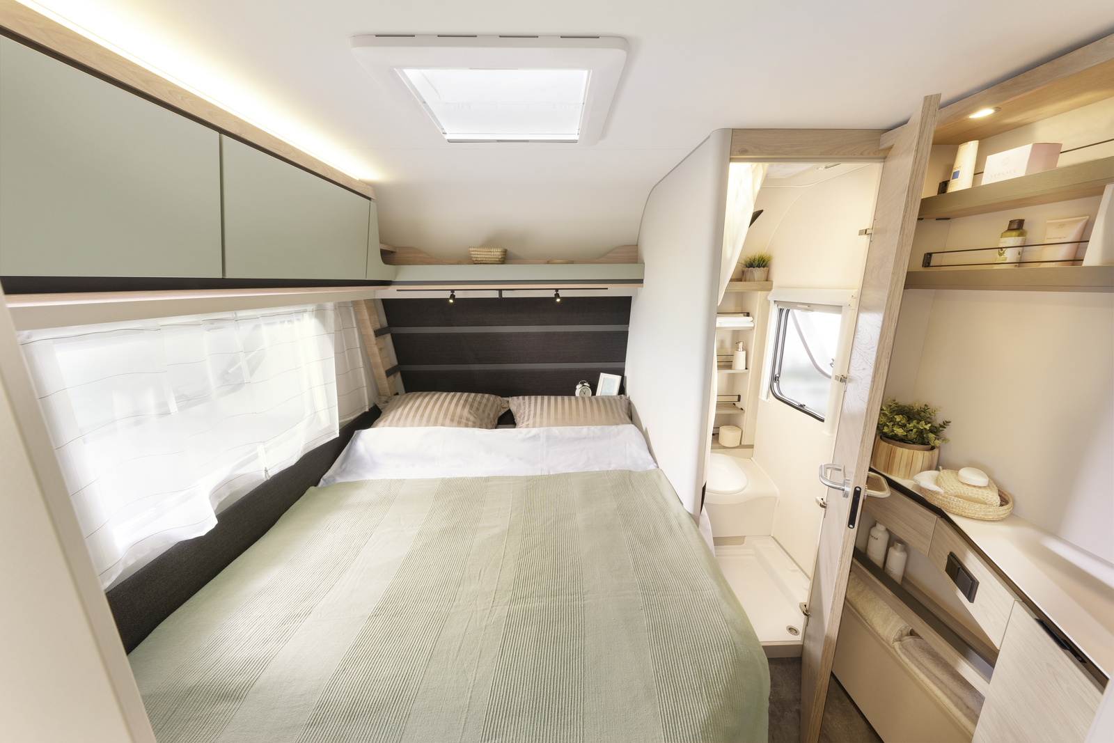 DET_Camper_Family_560_FMK_franzoesisches_Bett_261124_RET-Screen