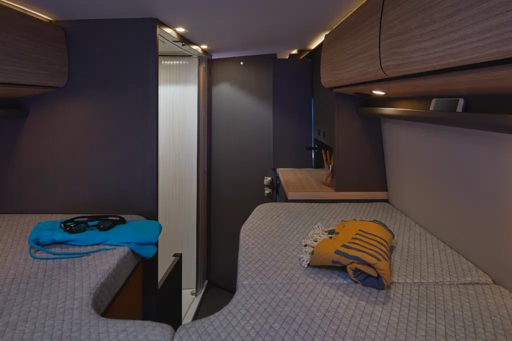 2026_MalibuVan_firstclass-tworooms_GT-skyview_640LERB_Durchsicht-hv_Nacht-V2_ergebnis