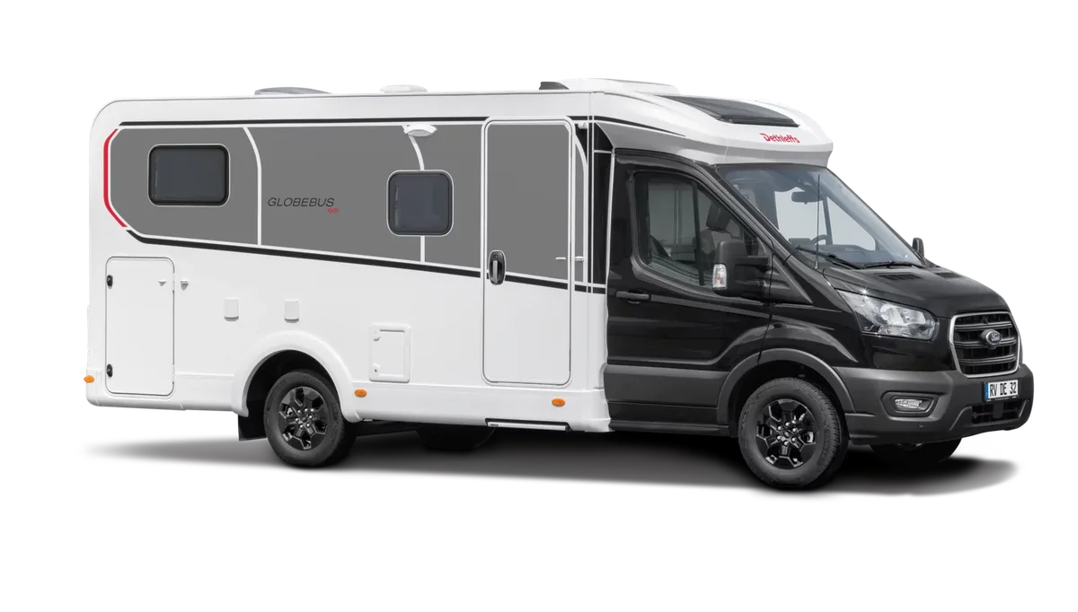 Dethleffs Globebus Go Teilintegrierter von vorne mit dunkler Frontpartie