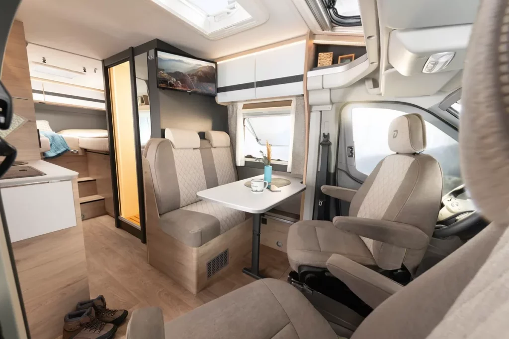 Dethleffs Globebus Go Wohnraum mit Sitzgruppe und Fahrerhaussitzen