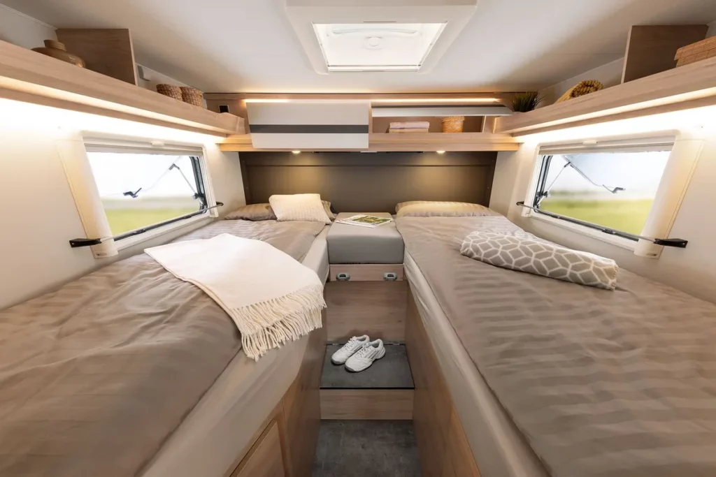 Dethleffs Globebus Schlafbereich mit zwei Einzelbetten und Dachfenster