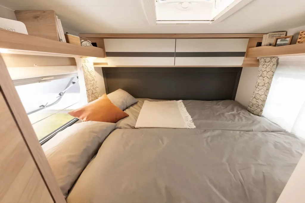 Dethleffs Globebus Schlafbereich mit Doppelbett und Dachfenster