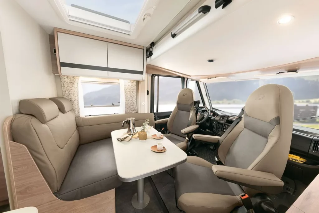 Dethleffs Globebus Sitzgruppe mit L-Sitzbank und drehbaren Pilotensitzen