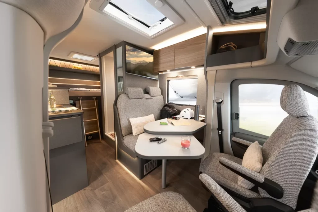 Dethleffs Globebus Sitzgruppe mit Tisch und Dachfenstern