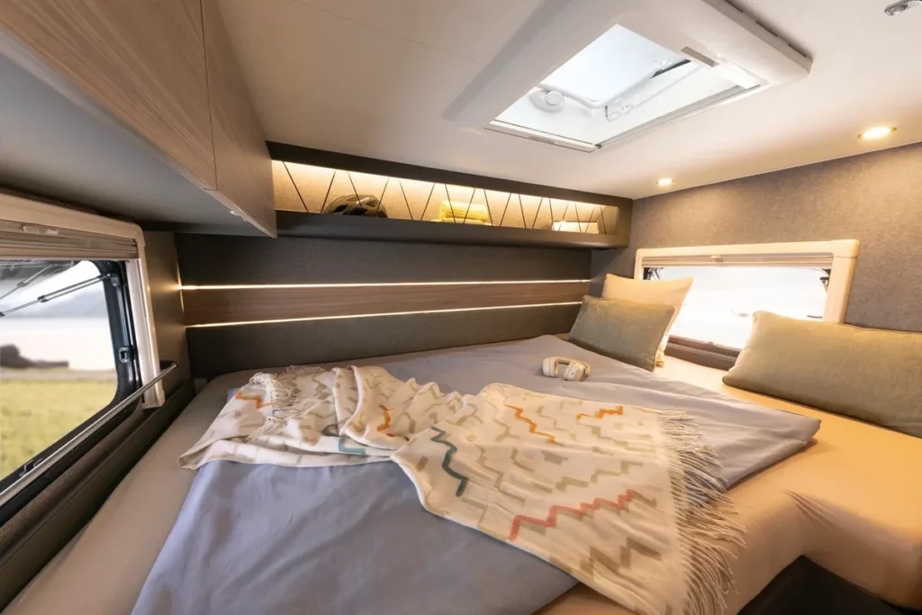 Dethleffs Globebus Schlafbereich mit Doppelbett und Dachfenster