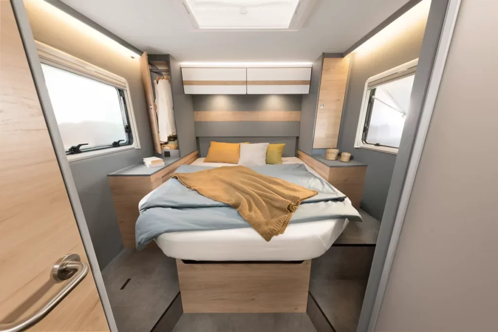 Dethleffs Just Camp Schlafbereich mit Doppelbett und Dachfenster