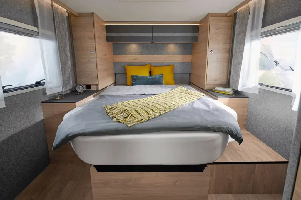 Dethleffs Just Go Schlafbereich mit Doppelbett und Fenster