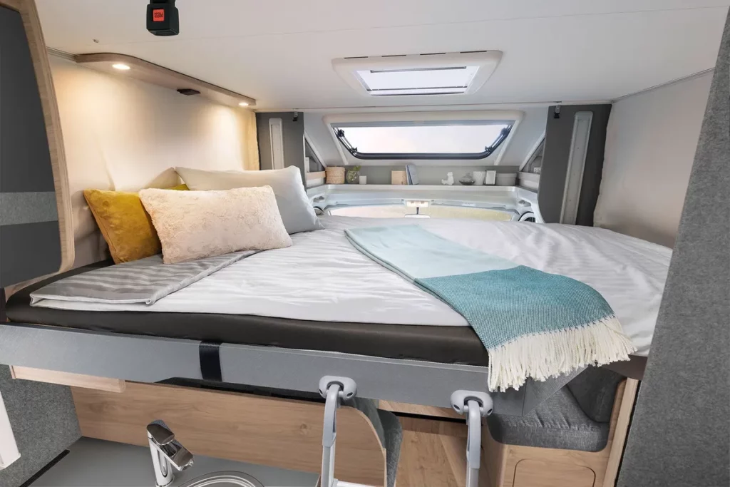 Dethleffs Just Go Schlafbereich mit Doppelbett und Dachfenster