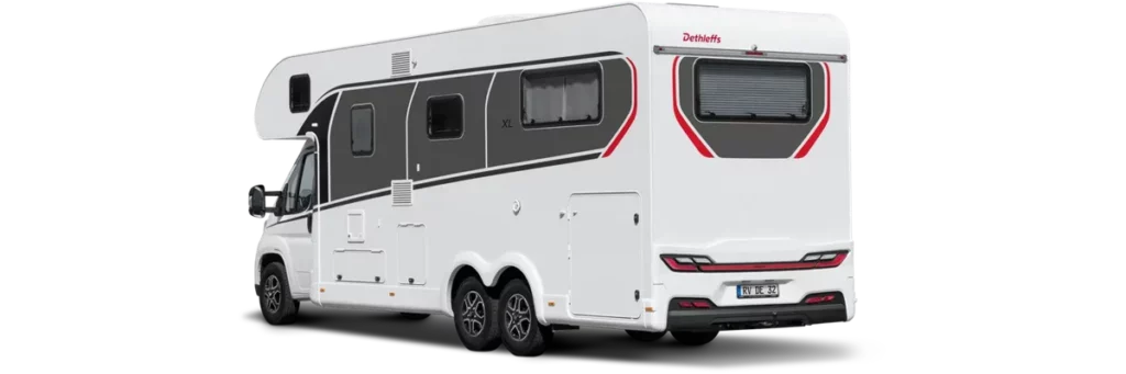 Dethleffs Teilintegrierter von hinten mit Doppelachse und roten Designelementen