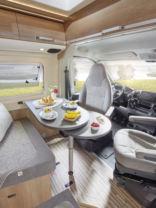 Malibu Van Comfort Sitzgruppe mit Tisch und drehbaren Fahrerhaussitzen