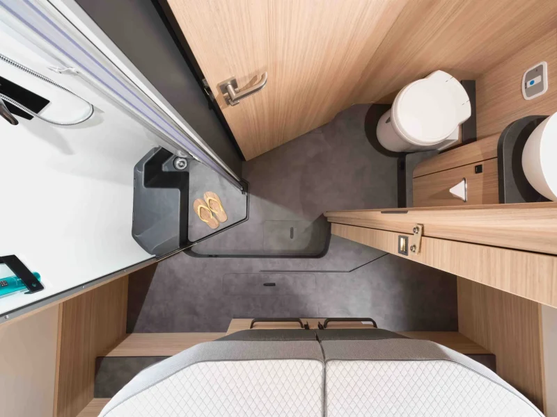 2026_MalibuReisemobil_RM1_T480RB-QB-K_lightweight-3.5t_Umkleidezimmer-von-oben_offen_ergebnis