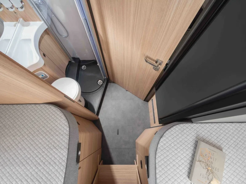 2026_MalibuReisemobil_RM2_I430KB-LE-K_lightweight-3.5t_Raumbad-Umkleide-von-oben_ergebnis