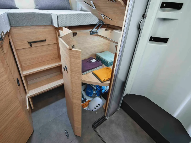 2026_MalibuReisemobil_RM2_I470RB-LE-K_comfort-4.2t_Kleiderschrank-FS-unter-Bett_ergebnis