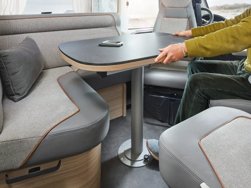 2026_MalibuReisemobil_RM2_I470RB-LE-K_comfort-4.2t_Tisch-Sitzgruppe_mit-Person_ergebnis