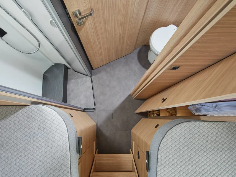 2026_MalibuReisemobil_RM2_I470RB-LE-K_comfort-4.2t_Umkleidezimmer-von-oben_ergebnis