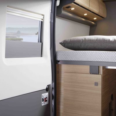 Malibu Van Diversity Schlafbereich mit Bett und Fenster