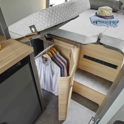 Malibu Van Diversity Kleiderschrank unter Bett mit Kleiderbügeln und Bettwäsche