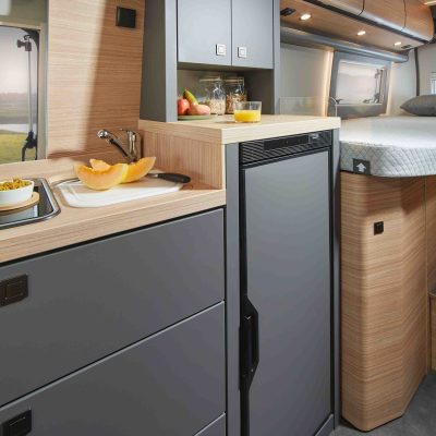Malibu Van Diversity Küche mit Kühlschrank und Arbeitsfläche