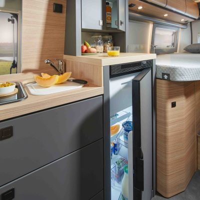 Malibu Van Diversity Küche mit offenem Kühlschrank und Arbeitsfläche