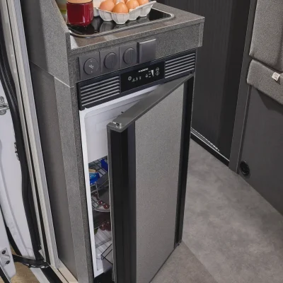 2026_Malibu_relax_641R_Kuehlschrank-offen_ergebnis