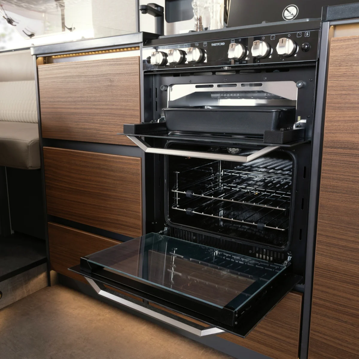 Gourmet-Küchencenter im Dethleffs Graneo A 6823-2