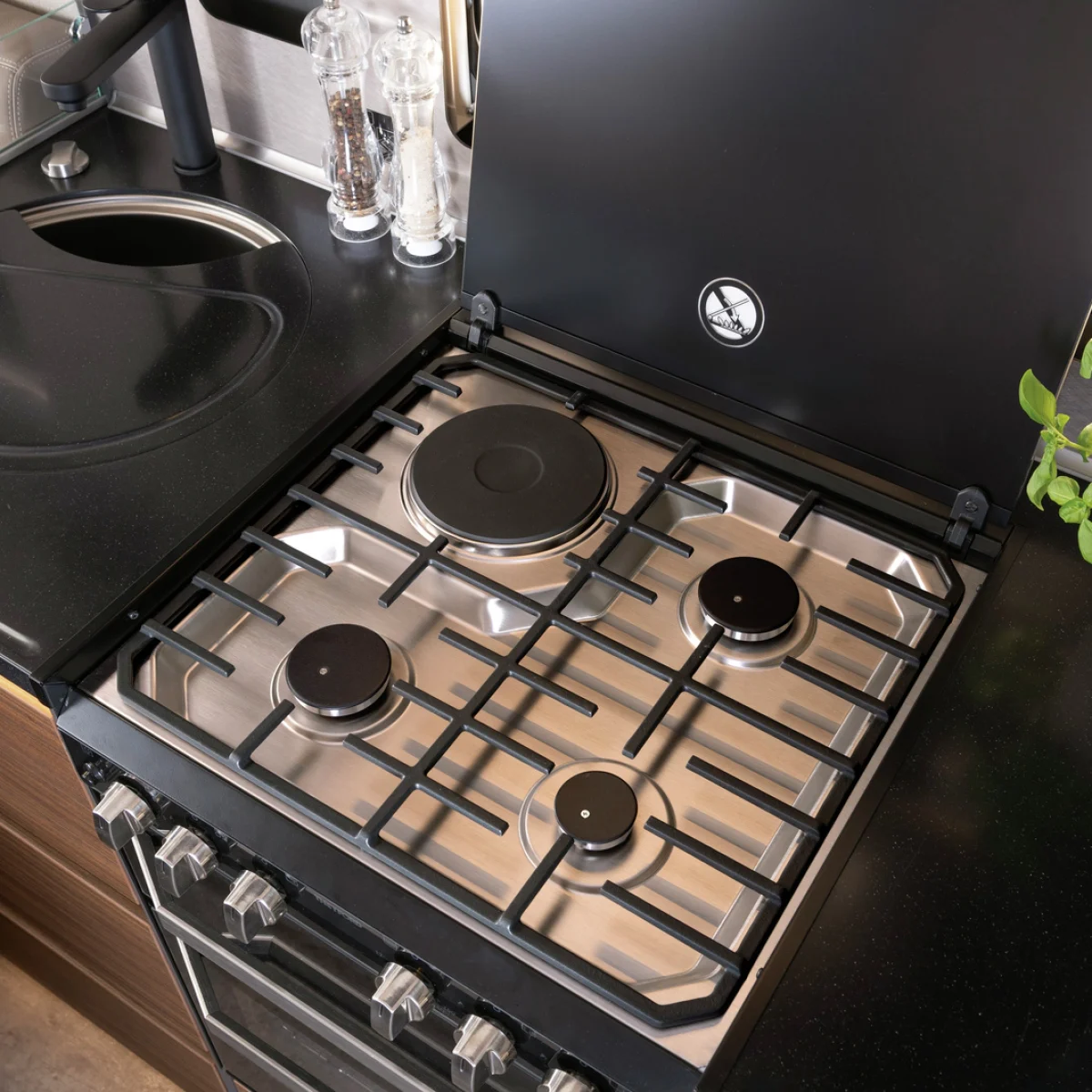 Gourmet-Küchencenter im Dethleffs Graneo A 6823-2