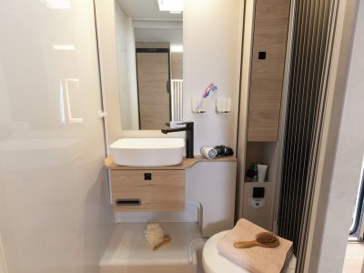 Dethleffs Just Van Bad mit Waschbecken, Spiegel und Toilette