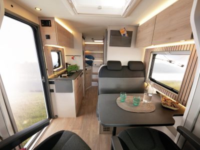 Dethleffs Just Van Sitzgruppe mit Tisch und Fenster