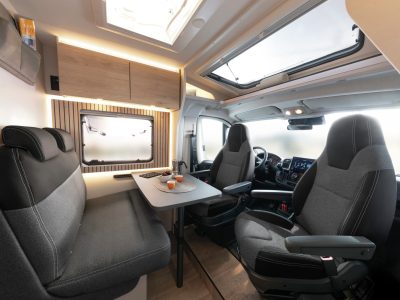 Dethleffs Just Van Sitzgruppe mit drehbarem Fahrersitz und Dachfenster