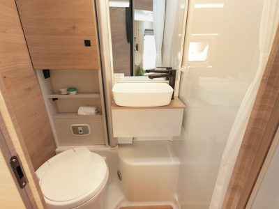 Dethleffs Just Van Bad mit Toilette, Waschbecken und Holzdusche