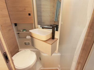Dethleffs Just Van Bad mit drehbarer Dusche und Holzlattenrost