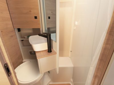 Dethleffs Just Van Bad mit schwenkbarer Dusche und Toilette