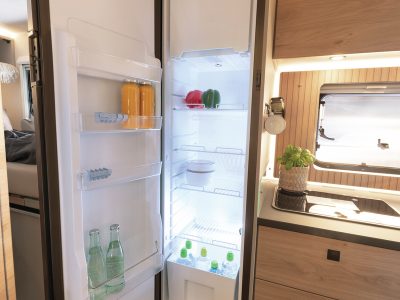 Dethleffs Just Van Kühlschrank mit beleuchteten Fächern und Getränken