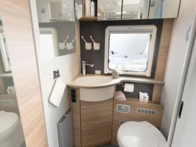 Dethleffs Alpa Bad mit Waschbecken, Toilette und Spiegeln