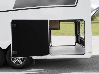 Dethleffs Alpa Heckgarage mit zwei offenen Staufächern