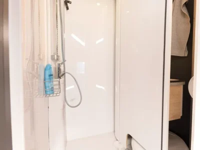Dethleffs Globebus Go Badezimmer mit Dusche und Toilette