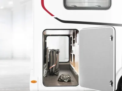 Dethleffs Globebus Go Heckgarage mit offenem Zugang und Stauraum