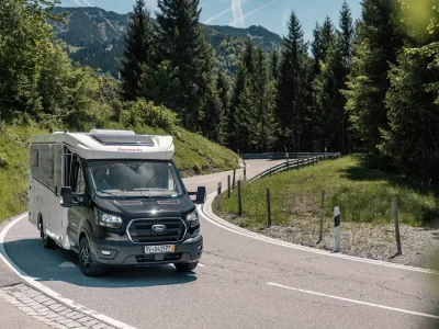 Dethleffs Globebus Go Teilintegrierter auf kurviger Bergstraße