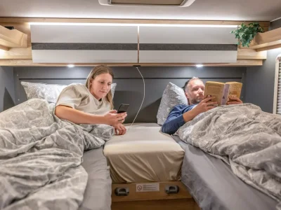 Dethleffs Globebus Go Schlafbereich mit zwei Einzelbetten und Leselampen