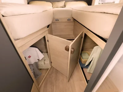 Dethleffs Globebus Go Stauraum unter Betten mit offenen Klappen