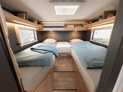 Dethleffs Globebus Go Schlafbereich mit zwei Einzelbetten und Dachfenster