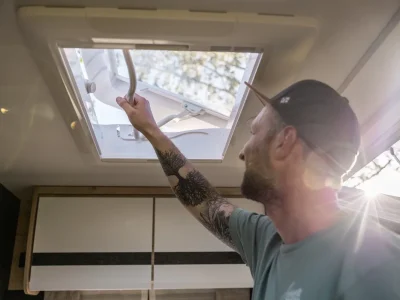 Dethleffs Globebus Go Dachluke mit Handkurbel