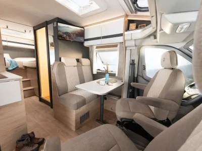 Dethleffs Globebus Go Wohnraum mit Sitzgruppe und Fahrerhaussitzen