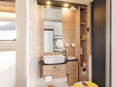 Dethleffs Globebus i Bad mit Waschbecken, Spiegel und Toilette