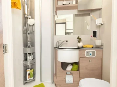 Dethleffs Globebus Badezimmer mit Dusche, Waschbecken und Toilette